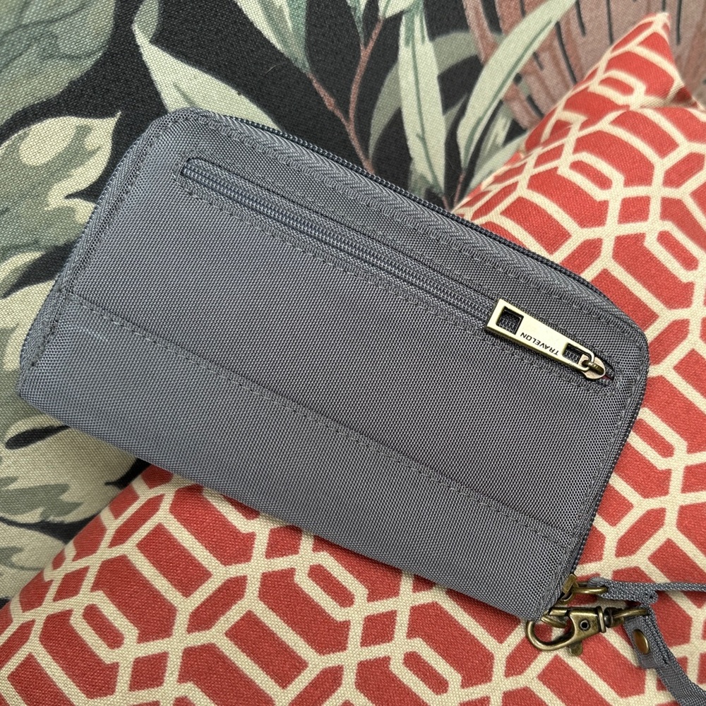 NWOT Travelon Zippered Wristlet